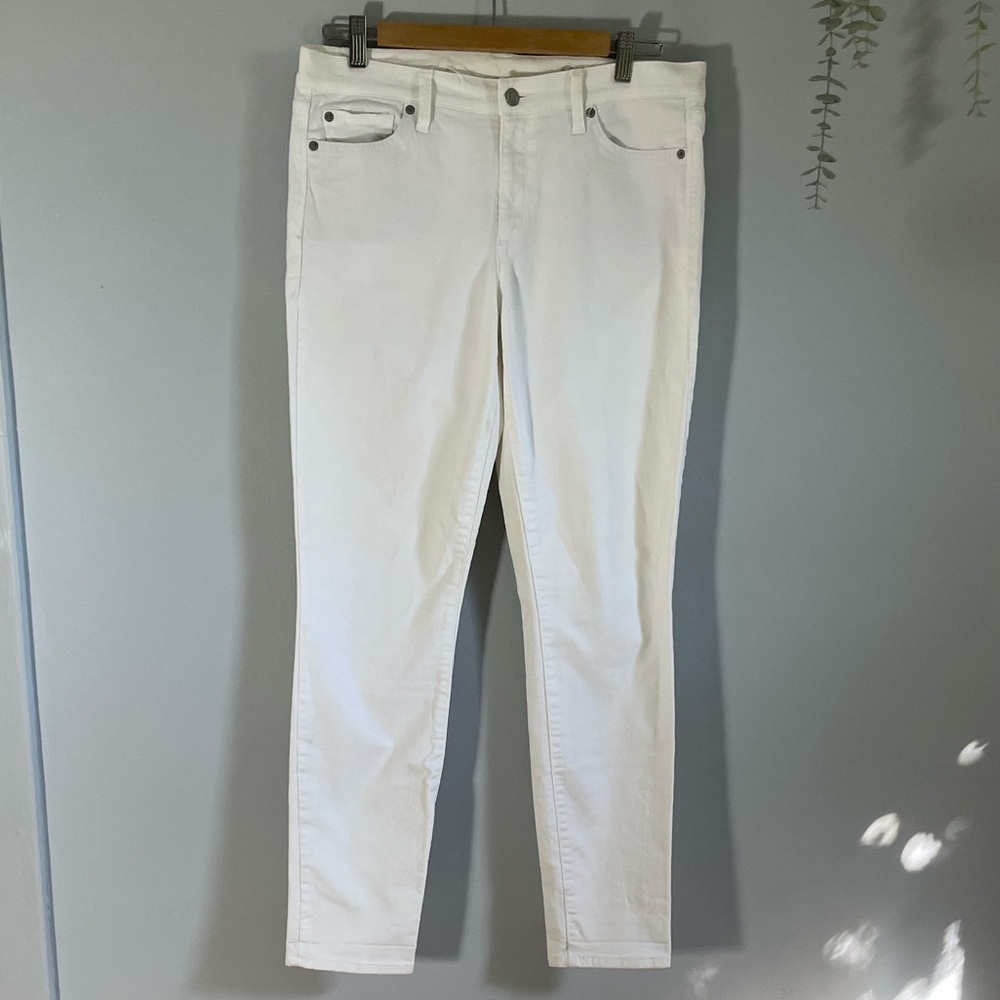 GAP White Women's Straight Leg Jeans, 
Size 29